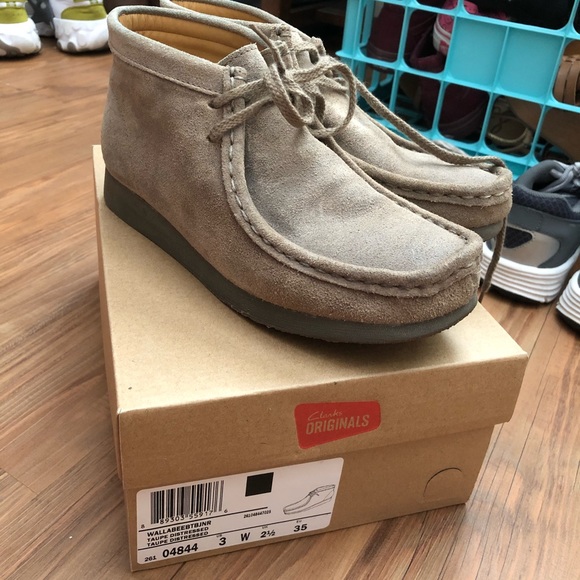 youth wallabee shoes